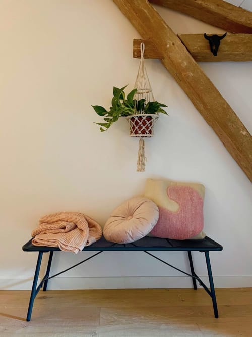 Coin douillet de la chambre Plume à la Maison Monsieur Léger, Montaut avec banquette, coussins, plante suspendue et poutres en bois