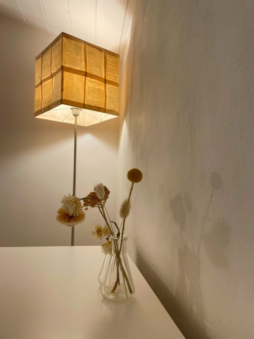 Lampe de chevet minimaliste à abat-jour tissé au-dessus de fleurs fraîches en vase de verre à la Maison Monsieur Léger, Montaut