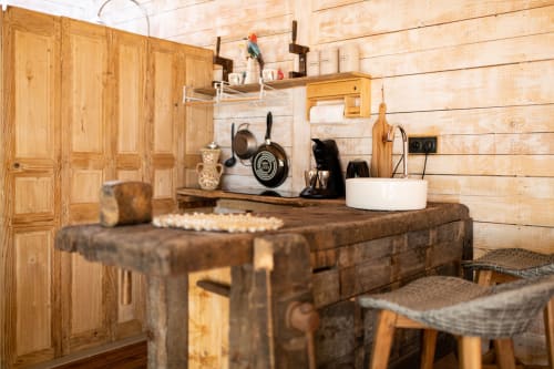 Petite cuisine entièrement équipée plaque vitro et frigo pour des vacances au vert, dans la Loire