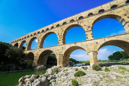L'antique aqueduc romain du Pont du Gard près de l'hôtel Love And Spa à Meynes, France, avec ses arches surplombant la rivière