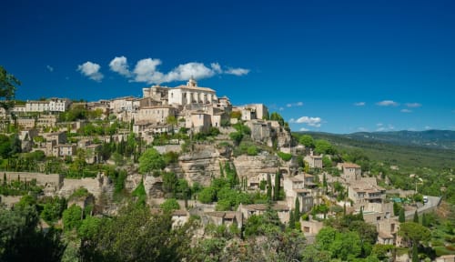 Le village médiéval de Gordes perché en Provence avec ses bâtiments en pierre, cyprès et vues panoramiques sur la vallée près de Meynes