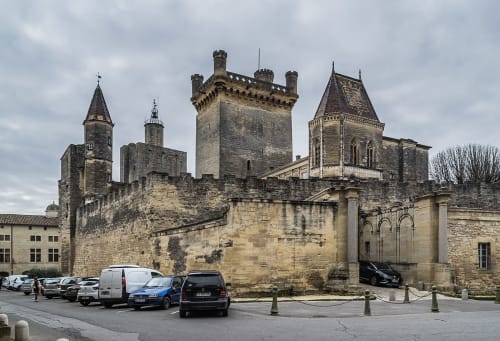 Château médiéval aux tours à Meynes, France, siège de l'hôtel-boutique Love And Spa