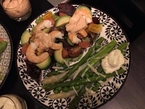 Assiette raffinée de crevettes et légumes à l'hôtel-boutique Love And Spa à Meynes, France