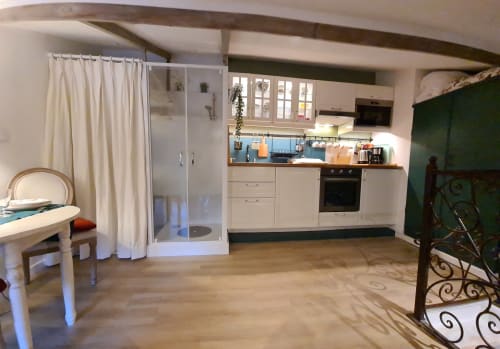 Studio au Petit Nid d'Aigle à Giverny avec cuisine ouverte, salle d'eau et parquet