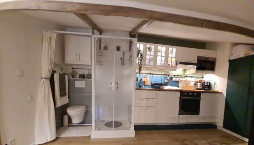 Studio au Petit Nid d'Aigle à Giverny avec cuisine ouverte, salle de bain et séjour