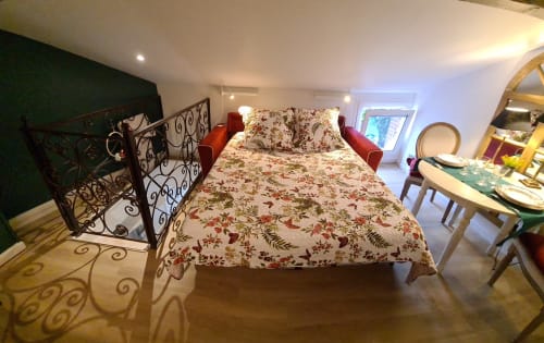 Studio fleuri au Petit Nid d'Aigle à Giverny avec coin repas et balcon vue jardin