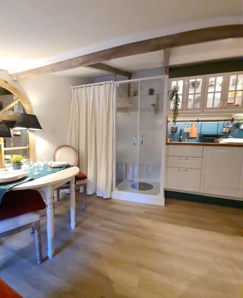 Studio du Petit Nid d'Aigle à Giverny : douche, coin repas et vue sur le jardin