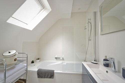 Bathroom with bathtub, The house of Pierre and Valérie, Sainte-Catherine, Honfleur