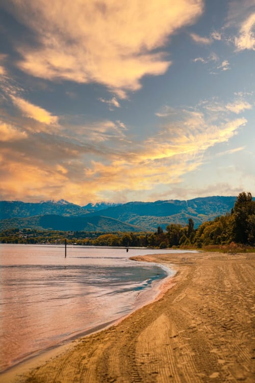 Coucher de soleil doré sur la plage du lac d'Annecy avec les Alpes, Chalet Domisiladoré, Haute-Savoie