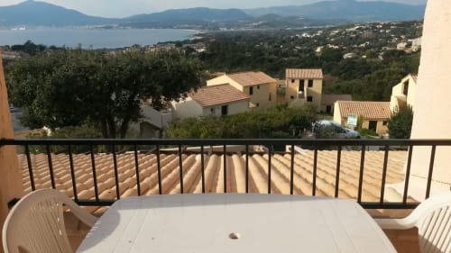 Balcon avec vue sur mer surplombant Porticcio, Corse, avec paysage méditerranéen et montagnes