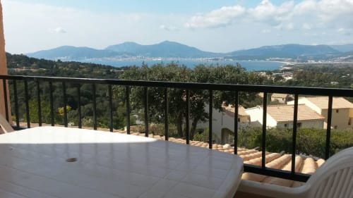Vue depuis le balcon de l'appartement de Porticcio en Corse surplombant la baie, les montagnes et la mer Méditerranée
