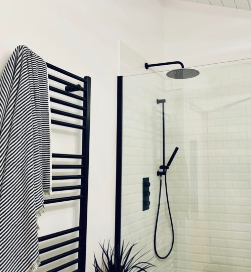 Salle de bain moderne avec douche aux finitions noires et pomme de douche pluie à la Maison Monsieur Léger à Montaut