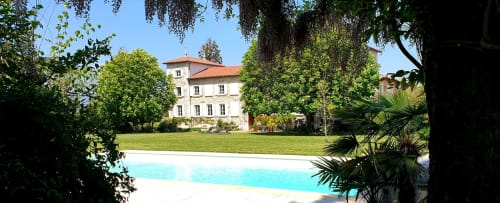 Château de Grandmont à Blacé : villa élégante avec jardins entretenus, piscine turquoise et arbres matures