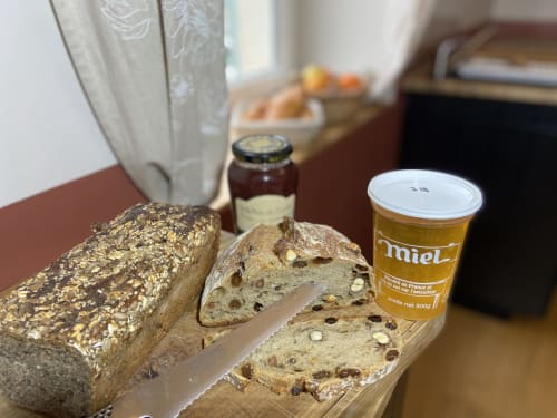 Pain artisanal et pot de miel exposés au Château de Grandmont B&B à Blacé, France