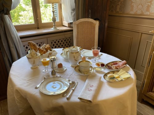 Petit déjeuner dans la salle à manger - Demeure Saint Louis
