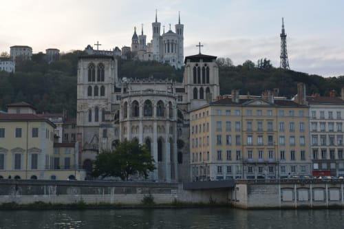Cathédrale riverside et architecture historique à Lyon, France près des hébergements de Blacé