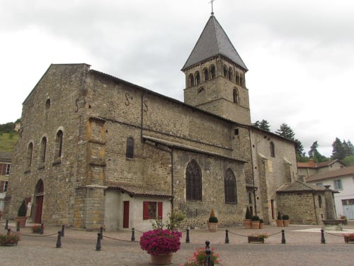 Église en pierre avec clocher du Château de Grandmont, gîte à Blacé, France
