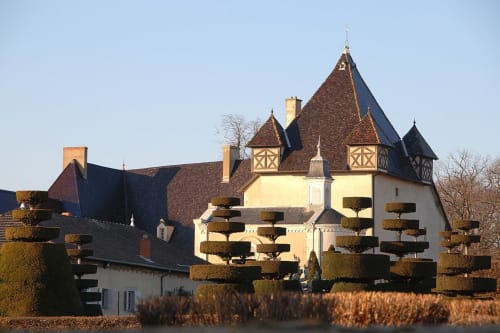 Château de Grandmont, un gîte de charme de style château à Blacé avec ses tourelles distinctives et topiaires soignés