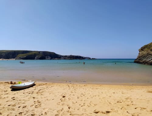 La plage de Donnant sans vagues - fortes chaleurs estivales à Belle île - Bretagne Sud - les maisons de Kerdavid'île