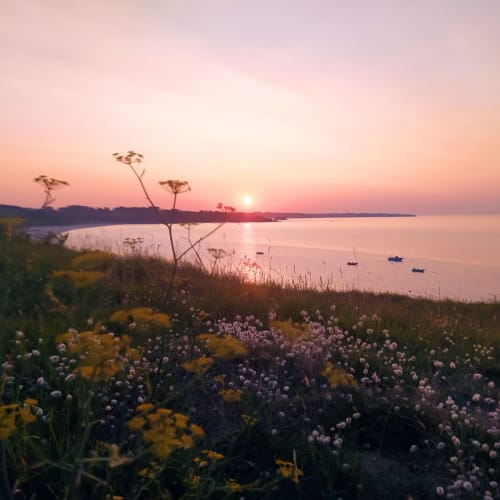Un joli coucher de soleil sur la pointe du Bugul à Belle île en mer - location vacances aux maisons de Kerdavid'île