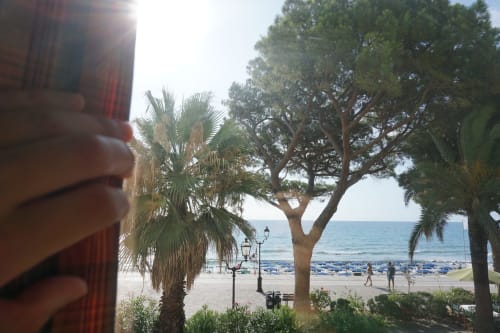 Meerblick aus einem Zimmer des Hotel Beau Rivage in Alassio mit Blick auf den Strand mit Palmen und die Mittelmeerküste
