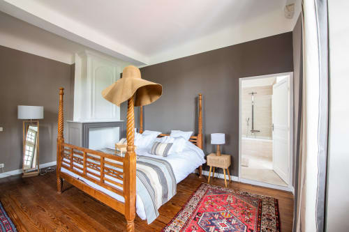 Chambre Ursuya avec lit colonial kingsize et salle de bain privée