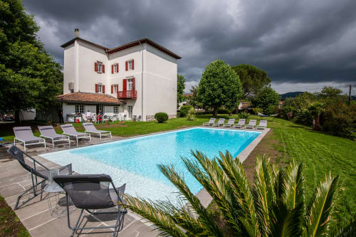 piscine avec terrasses, transats et chiliennes plein sud