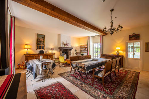 Salle à manger pour grande table d'hôtes bancs en bois et coffre basque