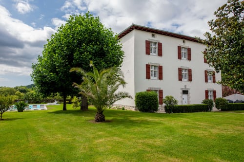 Villa à louer grande maison de famille location saisonnière nature
randonnée vue montagne Jardin Terrasse soleil silence luxe spacieuse  piscine garage privé thermes Cambo 