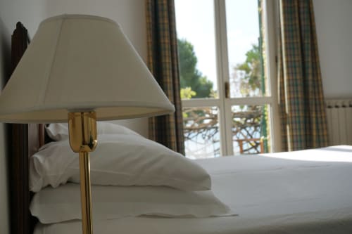 Elegante Schlafzimmerlampe im Hotel Beau Rivage Alassio mit Meerblick vom Balkon durch die Fenster sichtbar