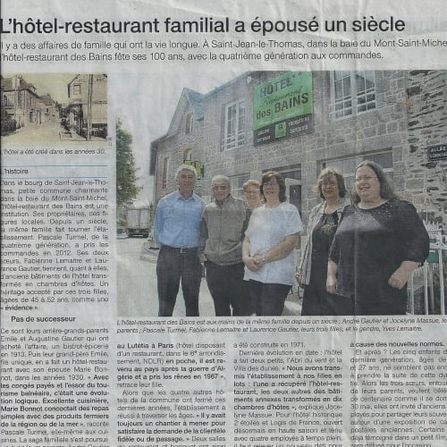 Des membres de la famille au Restaurant-Hôtel des Bains à Saint-Jean-le-Thomas, Normandie, célèbrent le centenaire de l'établissement