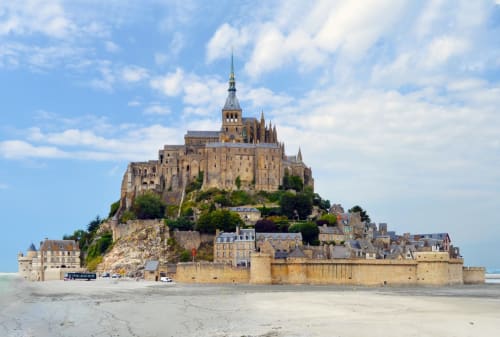 Abbaye du Mont-Saint-Michel sur l'île aux marées près de Saint-Jean-le-Thomas, France