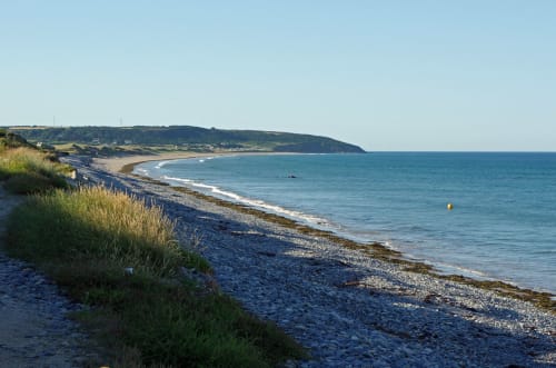 Plage de galets et falaises côtières à L'Abri Des Vents à Saint-Jean-le-Thomas, Normandie