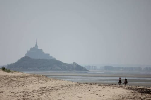 Mont-Saint-Michel vu de la plage de Saint-Jean-le-Thomas, un magnifique repère normand près du gîte A L'Abri Des Vents