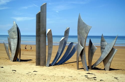 Sculptures de bateaux en métal sur la plage de sable à l'Abri Des Vents, Saint-Jean-le-Thomas, France