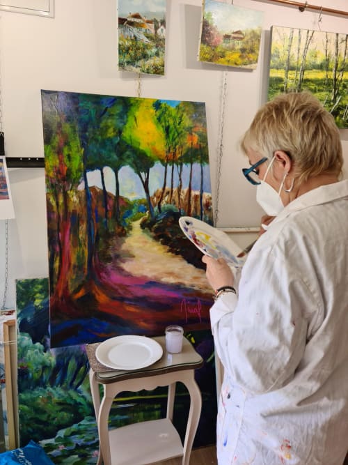 Artiste peignant dans l'atelier-galerie du gîte Le Petit Nid d'Aigle à Giverny, France