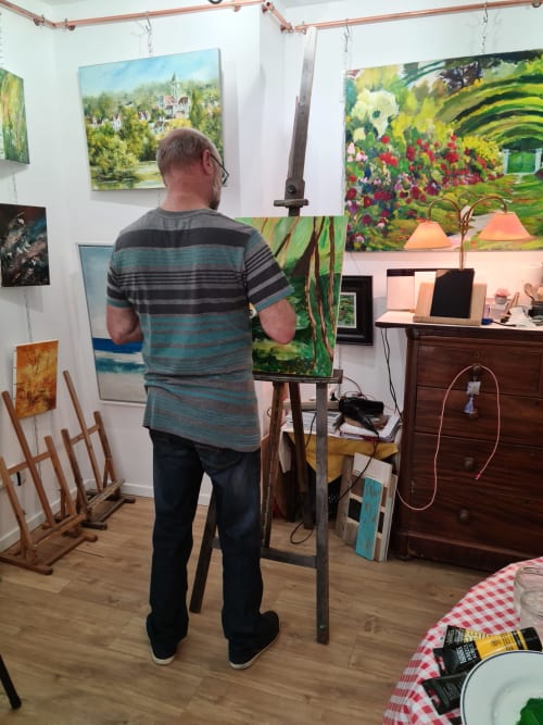 Artiste dans son atelier au Petit Nid d'Aigle à Giverny, entouré de tableaux et de chevalets