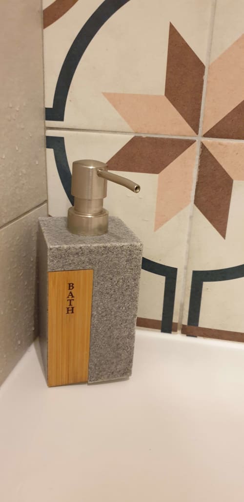 Distributeur de savon de salle de bains étiqueté 'BATH' au Château de Grandmont, Blacé