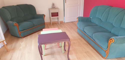 Lumineux salon avec canapés turquoise, table mauve et parquets au Château de Grandmont, Blacé