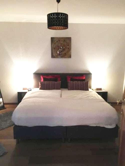 Chambre avec lit double, Au P'tit Bonheur, Vaud, Suisse. 