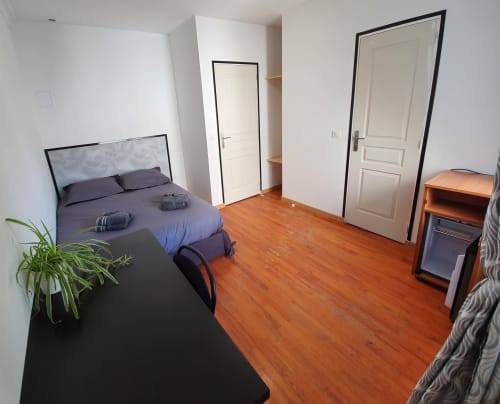 Chambre double moderne à la NancyRoom B&B à Vandoeuvre-les-Nancy avec parquet, literie bleue et salle de bain privée