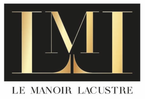 Le Manoir Lacustre, logo aux lettres dorées sur fond noir - maison d'hôtes de luxe à Queyrac, France