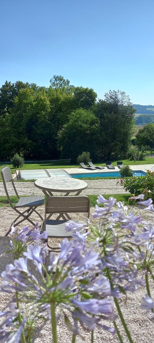 Demeure de la Garenne. Chambre rétro chic. Chambres d'hôtes. Montmirail. Tourisme en Champagne. Bed and breakfast. Hôtels. Hotel. Piscine. Swingpool. Maison bourgeoise. Nature. Parc. Jardin. Location à la nuit. Maison d'hôtes dans Marne. 
