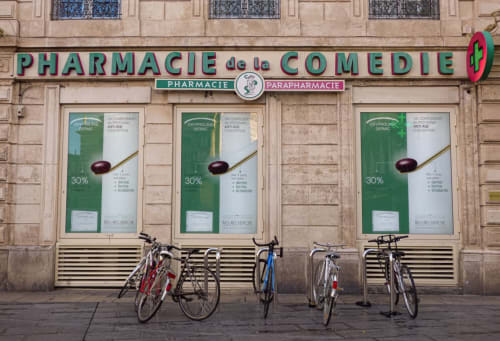 Devanture de pharmacie parisienne avec vélos garés devant, Montpellier France
