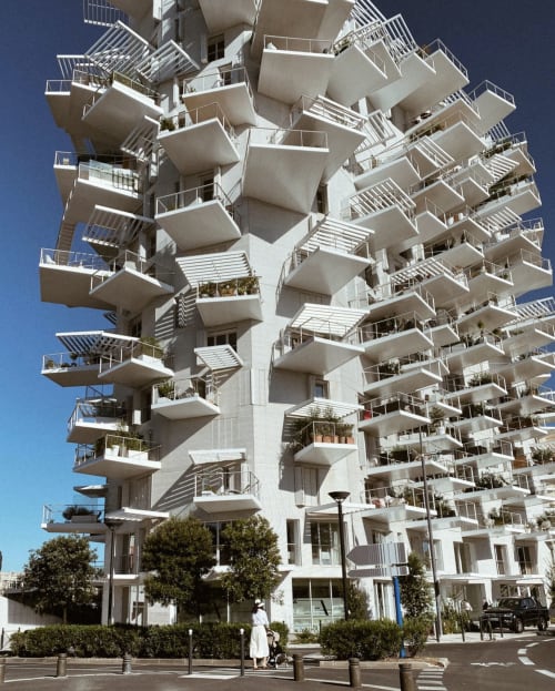 Immeuble moderne aux balcons décalés à Montpellier, près de la chambres d'hôtes Mas De Lafeuillade