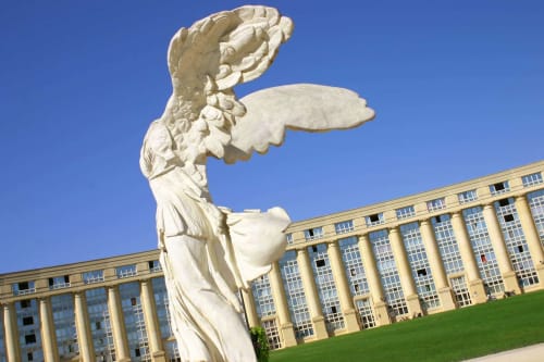 Statue ailée au Mas de Lafeuille, une charmante maison d'hôtes à Montpellier, France