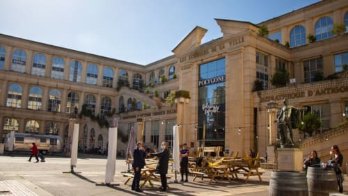 Cour du Mas de Lafeuillade avec architecture historique, espace détente et sculptures à Montpellier