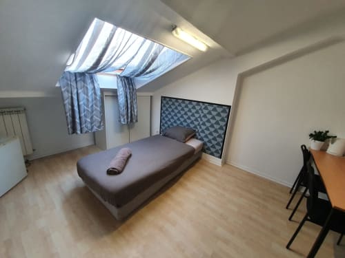 Chambre moderne à la NancyRoom B&B à Vandoeuvre-les-Nancy avec lit simple, puits de lumière, bureau et vue sur la ville