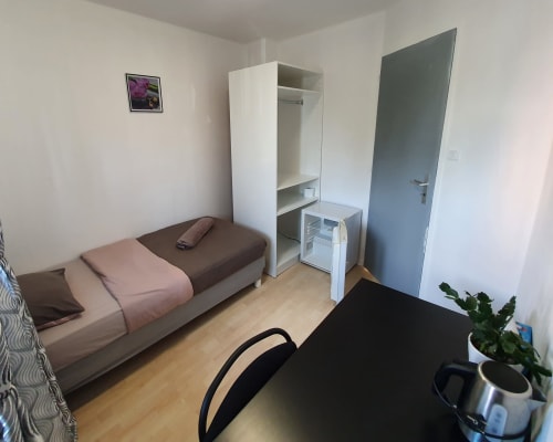 Studio NancyRoom à Vandoeuvre avec lit, bureau, penderie et équipements modernes
