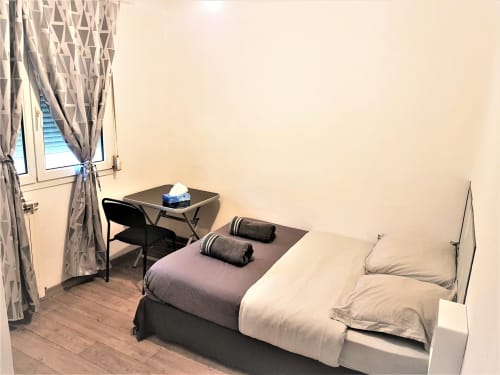 Chambre double confortable au NancyRoom B&B à Vandoeuvre-les-Nancy avec lits jumeaux, bureau, vue sur la ville et équipements modernes